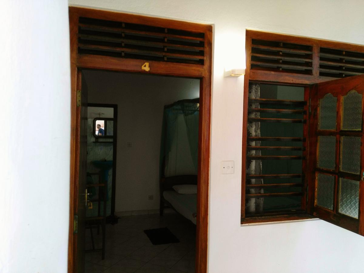 Sunnys Beach Guest House Hikkaduwa Esterno foto