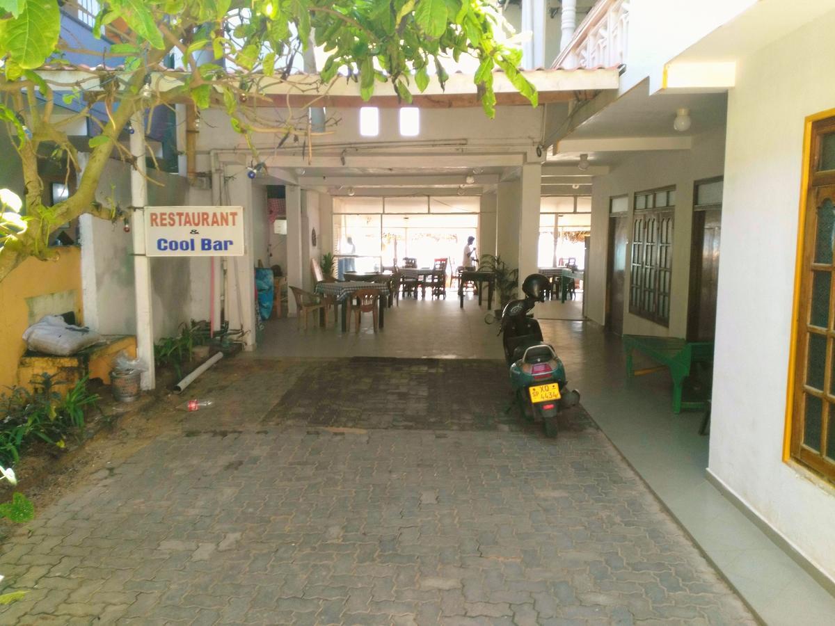 Sunnys Beach Guest House Hikkaduwa Esterno foto
